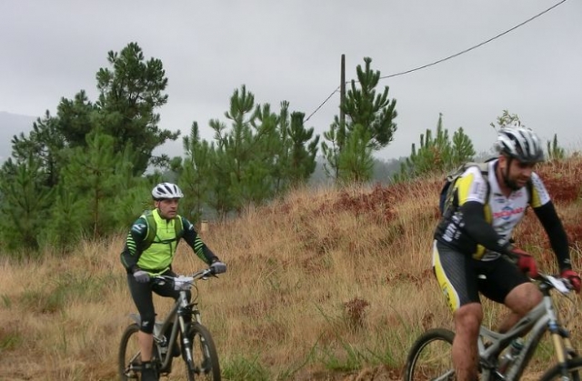 dos hombres en bici recorriendo paisajes naturales